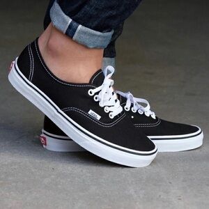VANS Unisex Authentic Black Low Sneakers